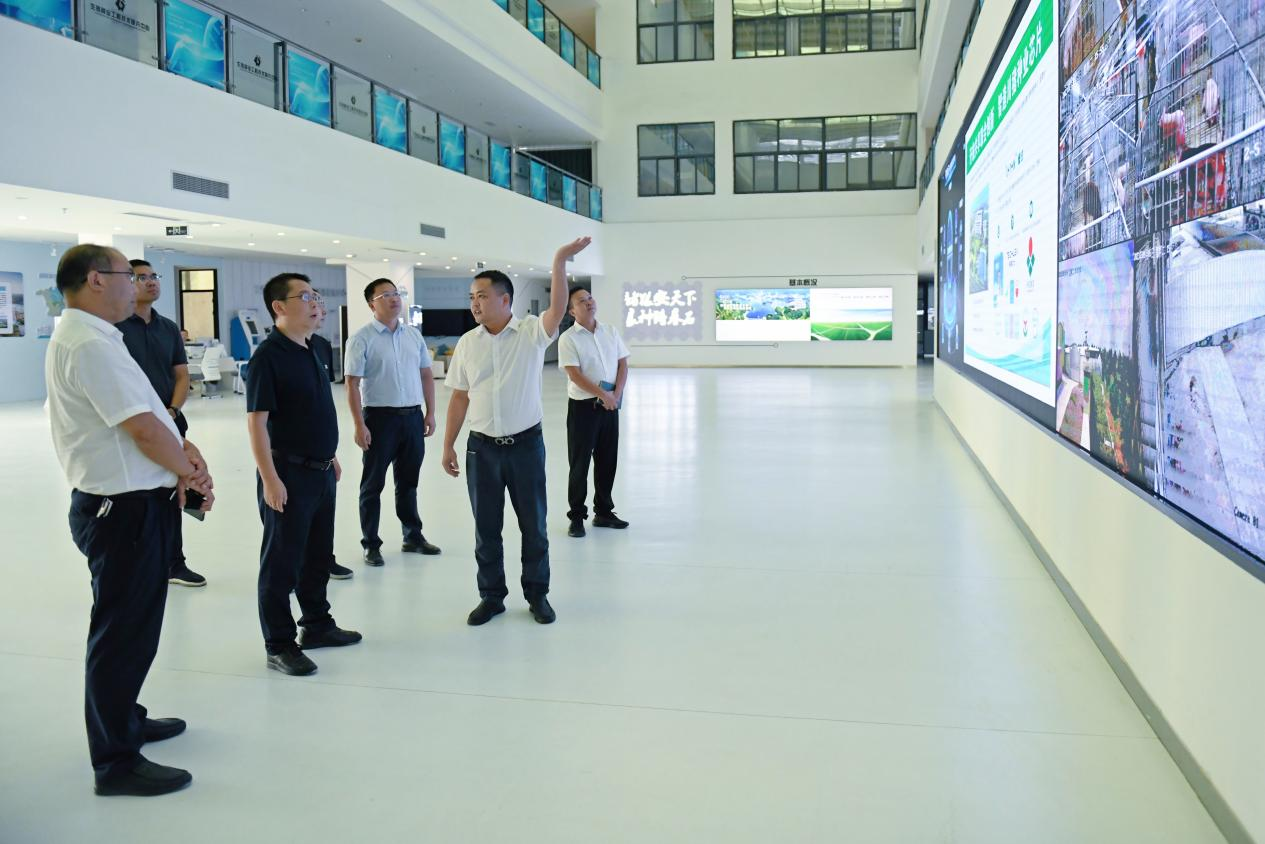 吴明禹调研川繁猪公司 1200头共享种公猪站运行情形.png