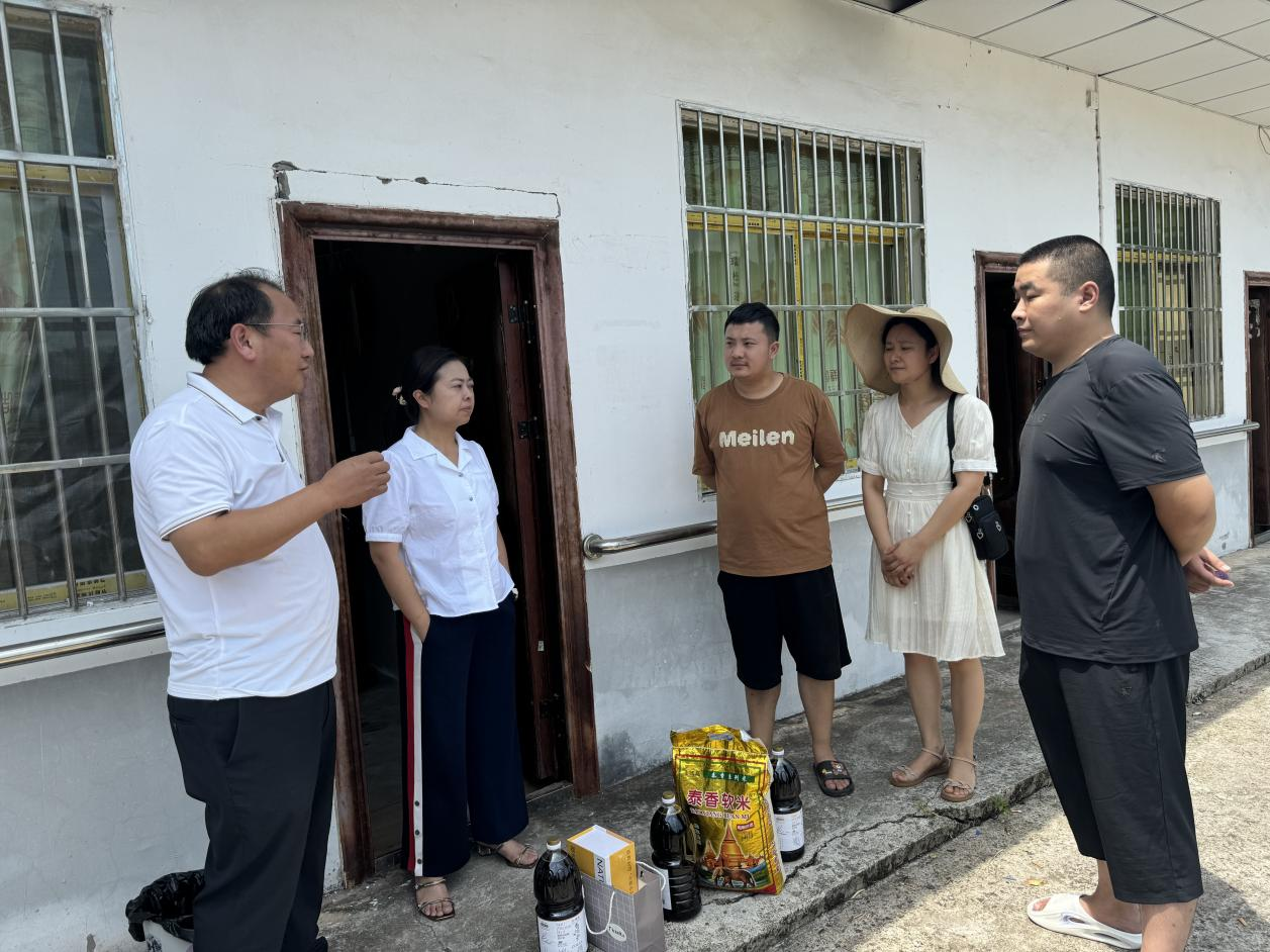 南充川北公司到金凤镇守塘湾村慰问驻村帮扶事情组