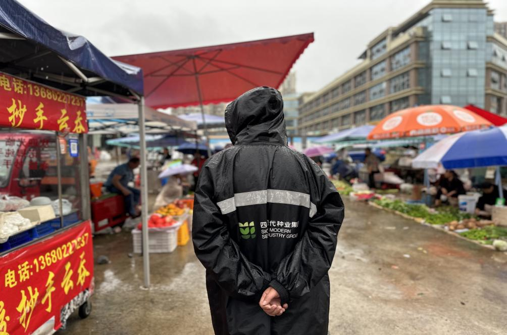 国庆坚守，，共筑市场昌盛 ——南充片区市场治理职员的节日奉献纪实