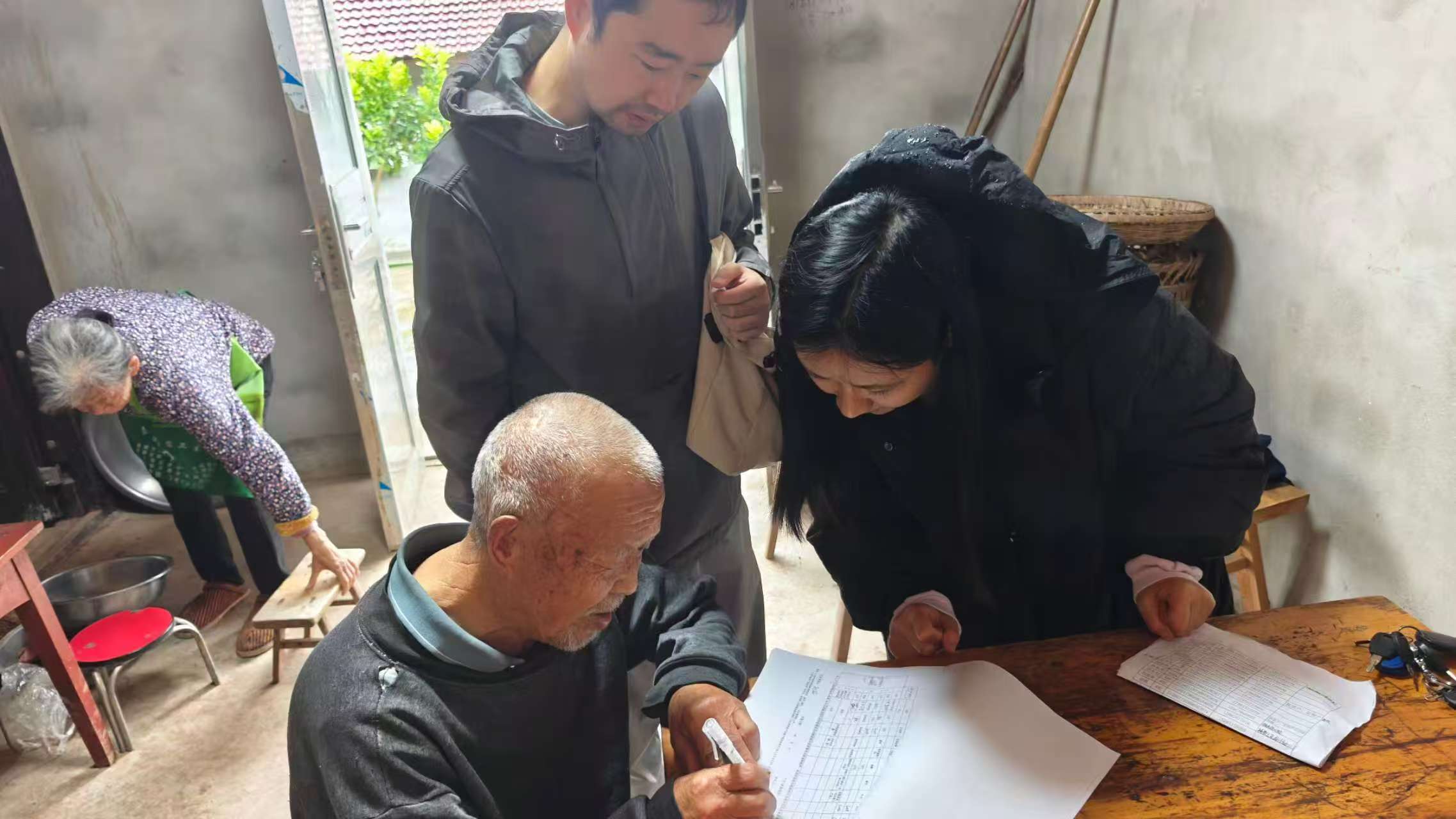 南充川北公司驻塘湾村帮扶事情队开展岁末集中走访事情